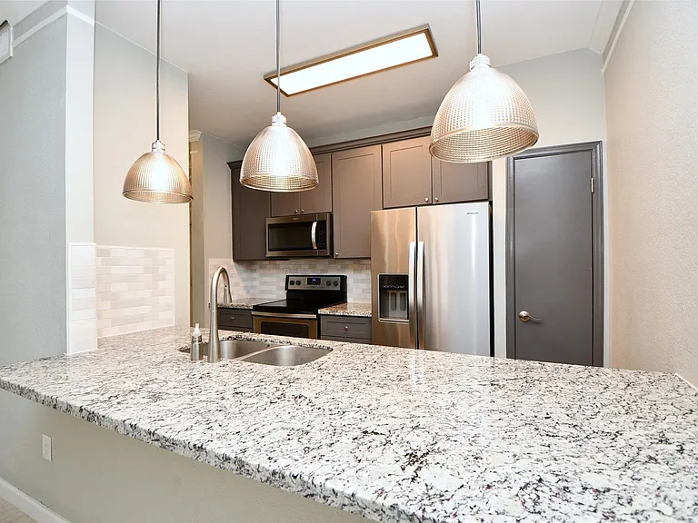 382 Wilcrest Dr — Photo 8