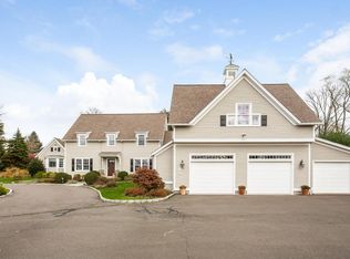 195 Davenport Farm Ln W, Stamford, CT 06903