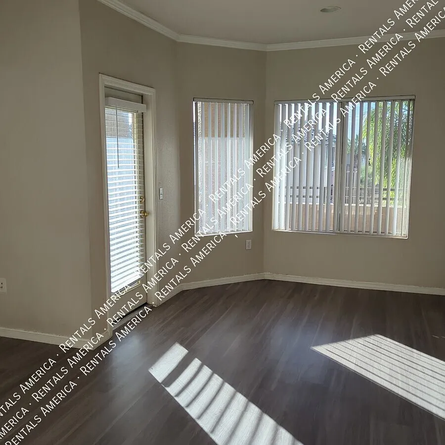 Spaciious 3rd story 1 bedroom condo in the Gated Red Rox Community! — Photo 3