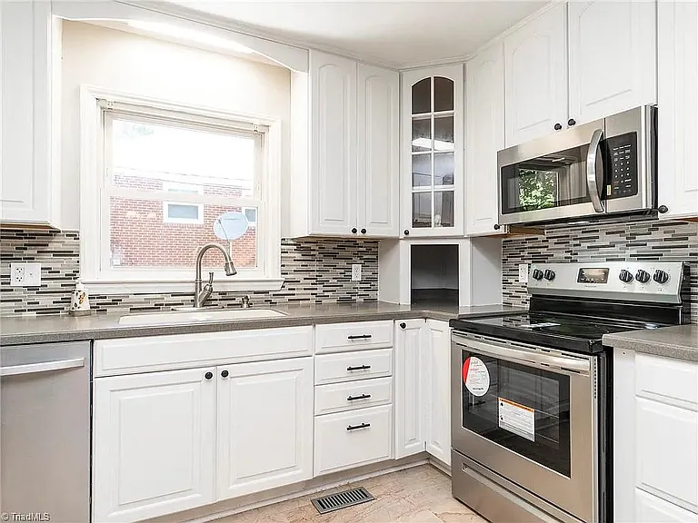 1313 Greenbriar St — Photo 3