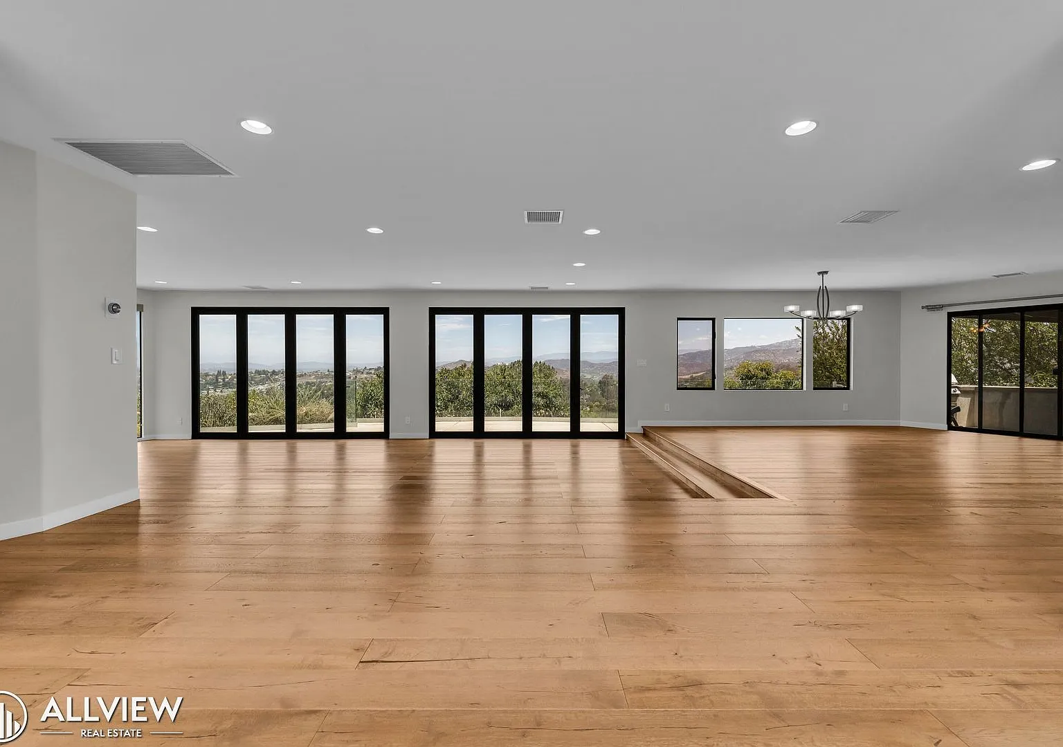 Stunning 4 Bed Poway Home with Views, Pool & Outdoor Oasis — Photo 4