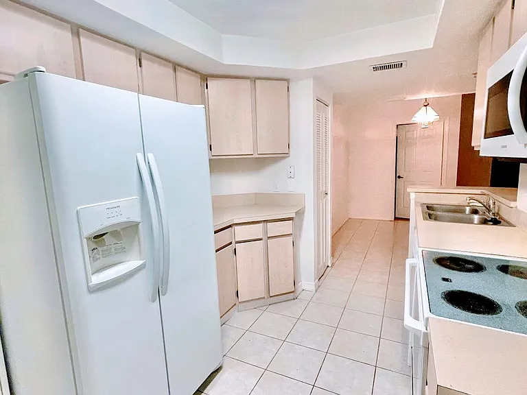 745 SW 148th Ave #815 — Photo 4
