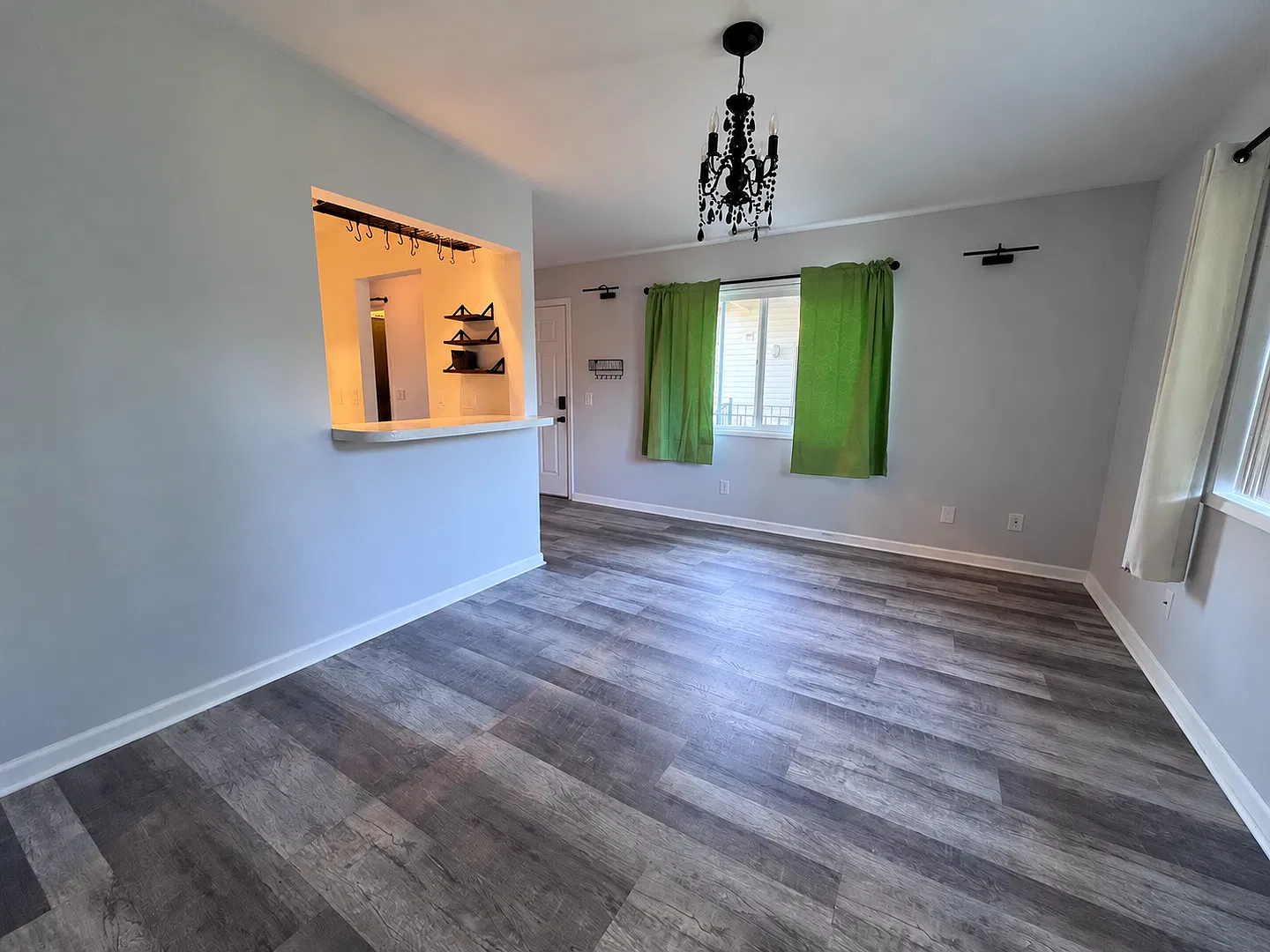 Charming 1 Bedroom, 1 Bathroom on Hayden Island with Pool, Gym & Tennis Court! — Photo 2