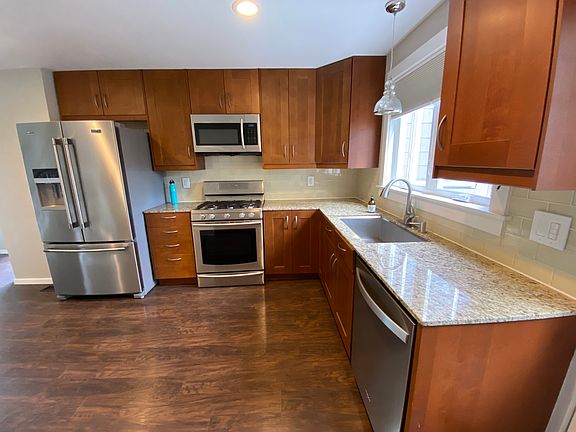 3rd image of 827 SW 316th Ct