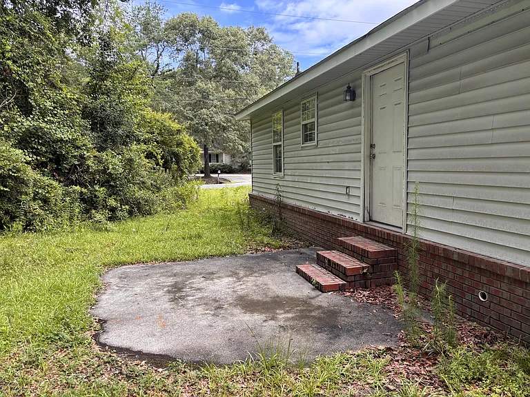 201 Maderia Ct — Photo 12