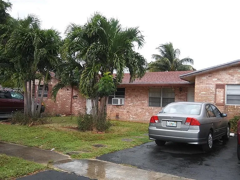 5425 NW 16th Ct #0 — Photo 2