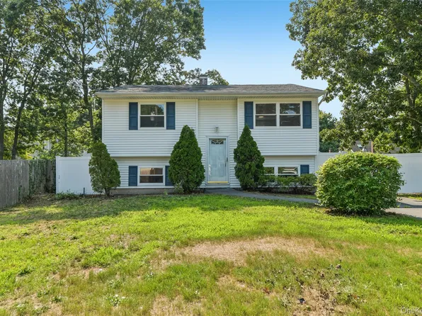 4 Beechwood Drive, Shirley, NY 11967