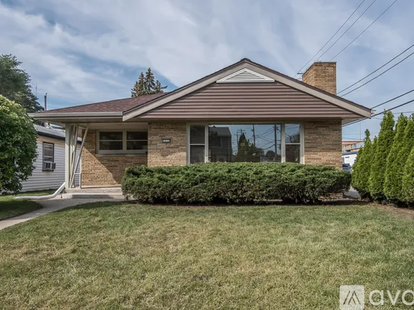 5579 N Mohawk Ave, Glendale, WI 53217