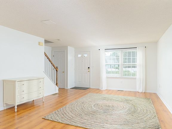 4th image of 801 Forest Park Dr