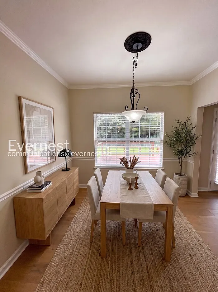 3 bed, 2.0 bath, 1583 sqft, $2,400 — Photo 3