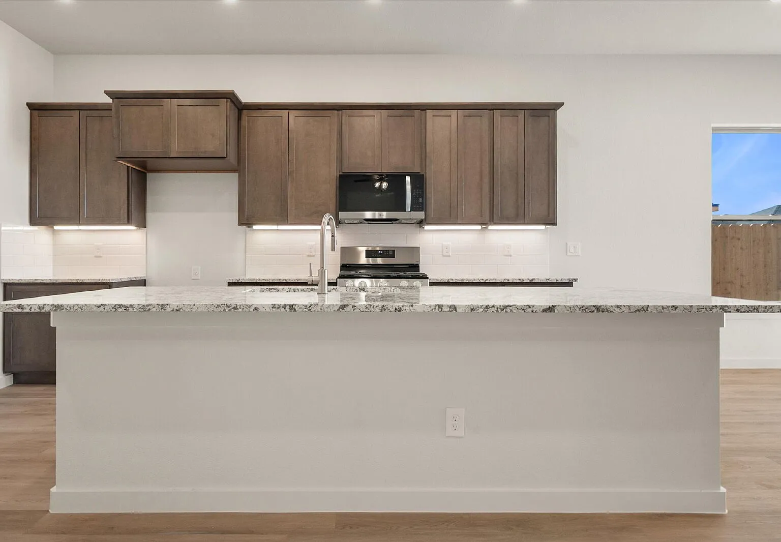 4 bed, 2.0 bath, 2051 sqft, $2,400 — Photo 3