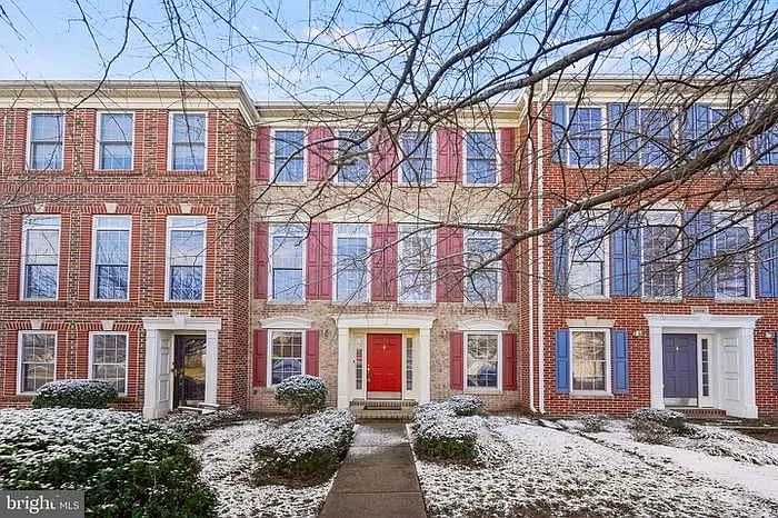 3 bed, 3.5 bath, 2452 sqft, $3,275 — Photo 2