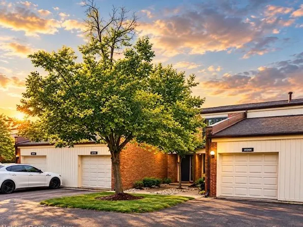 18268 University Park Dr, Livonia, MI 48152