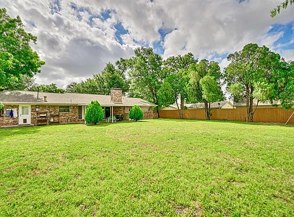 2nd image of 1810 Hilltop Ln