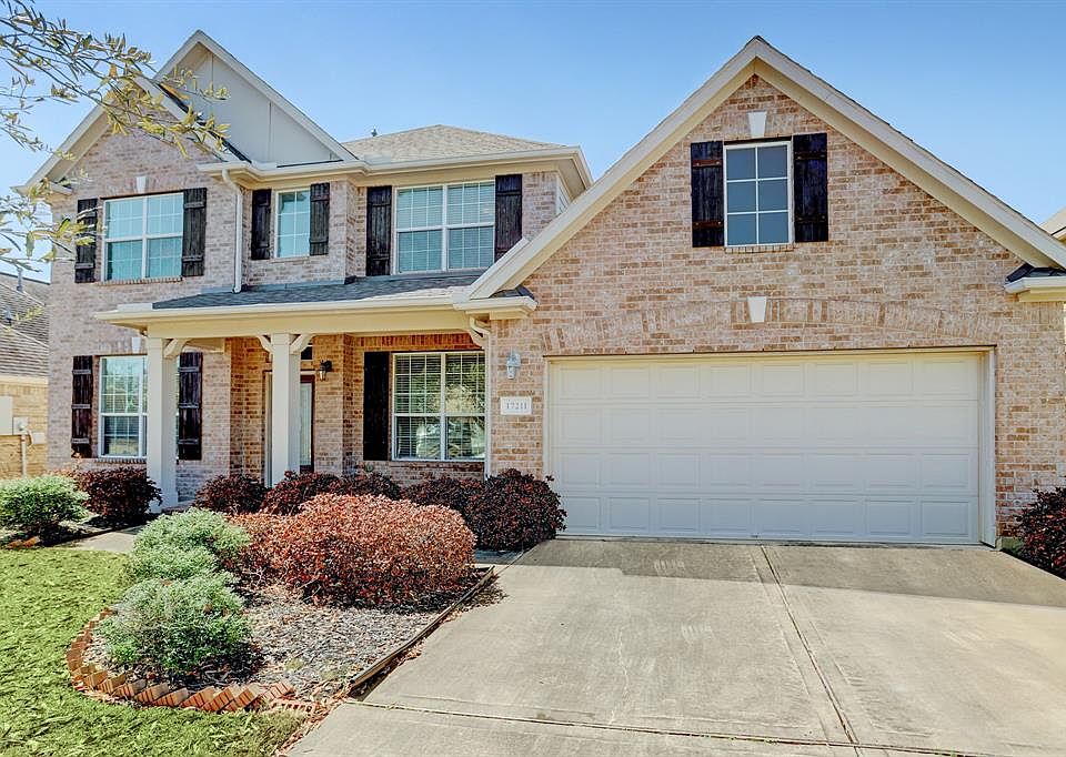 Welcome to your new home at 17211 Stamford Oaks Dr! Covered entry with sidewalk leading up to your front door.