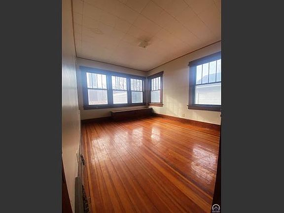 3rd image of 513 Niagara St