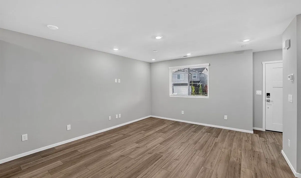 3 bed, 1396 sqft, $2,450 — Photo 2