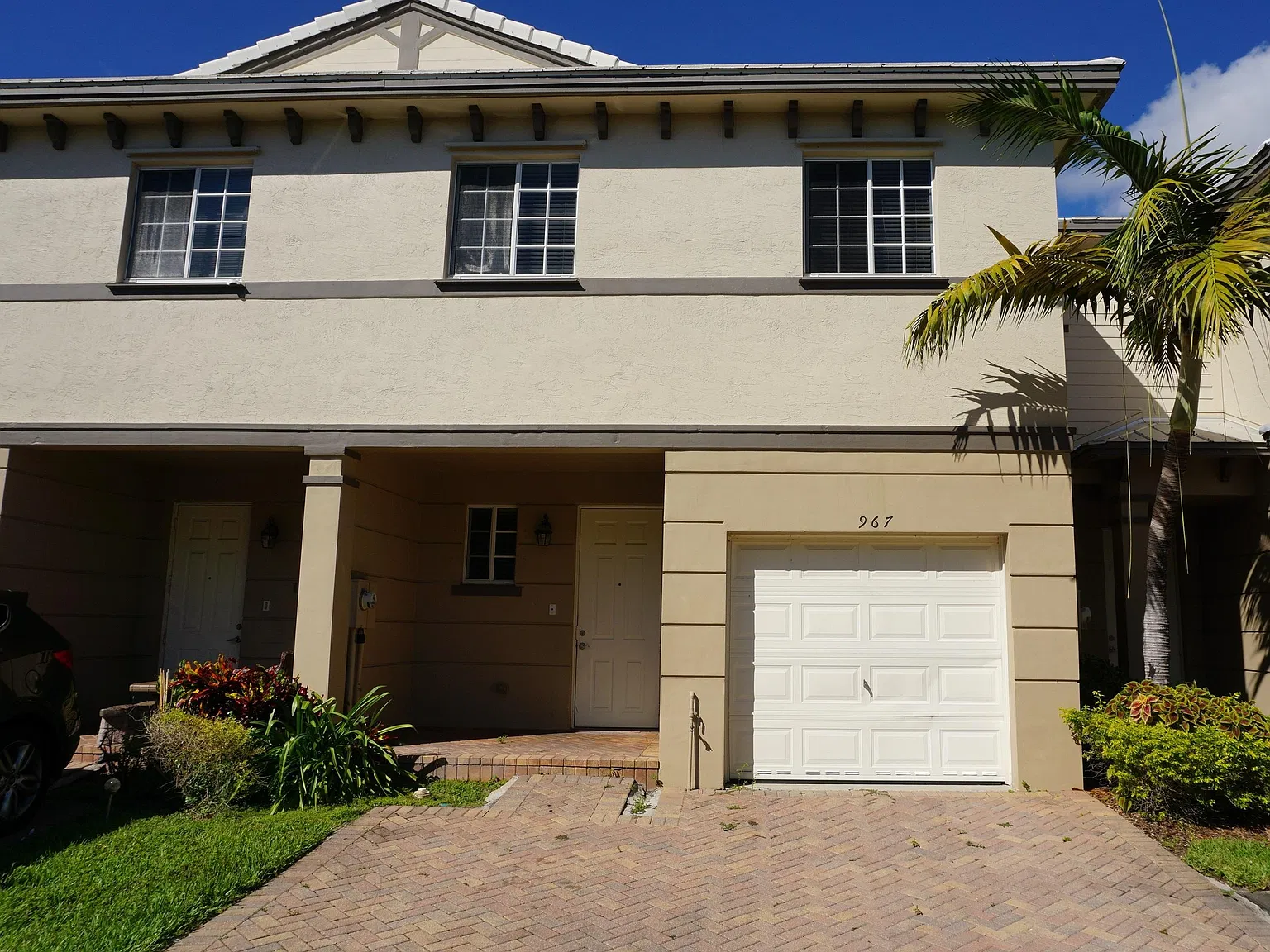 3 bed, 2.5 bath, 1389 sqft, $2,300 — Photo 1