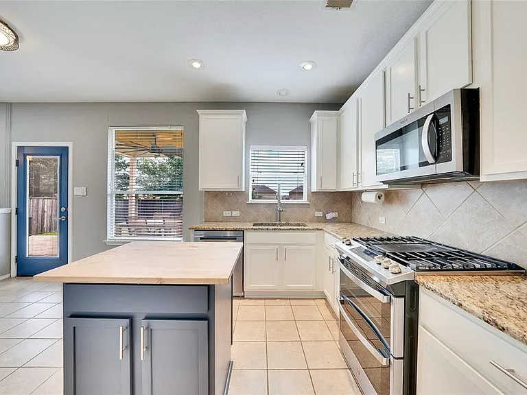11129 Persimmon Gap Dr — Photo 3