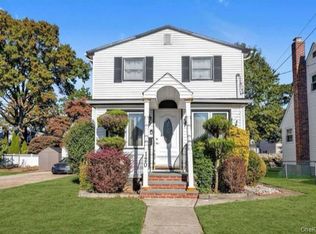 120 Memphis Ave, Floral Park, NY 11001