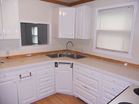 4th image of 55274 Kensington Ave