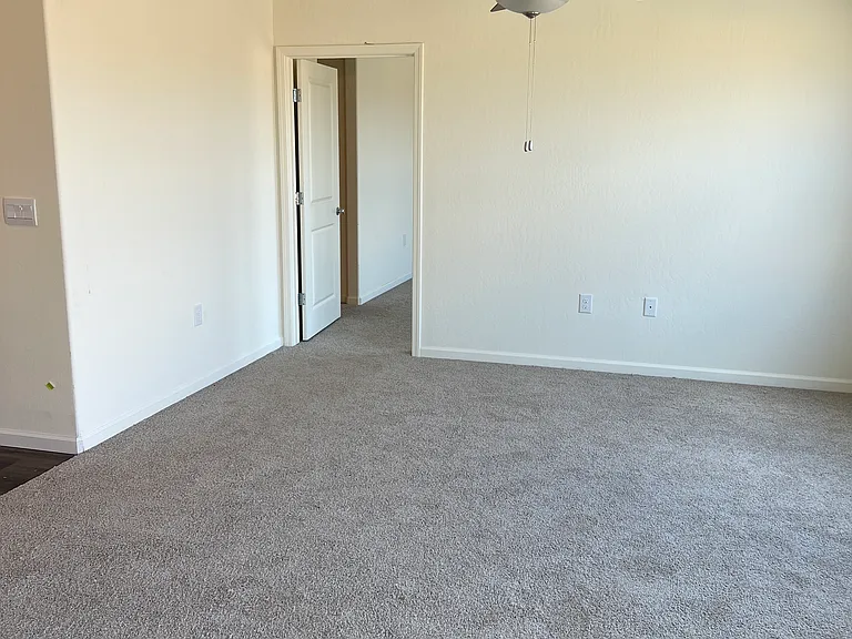 1024 E Packwood Ave — Photo 4