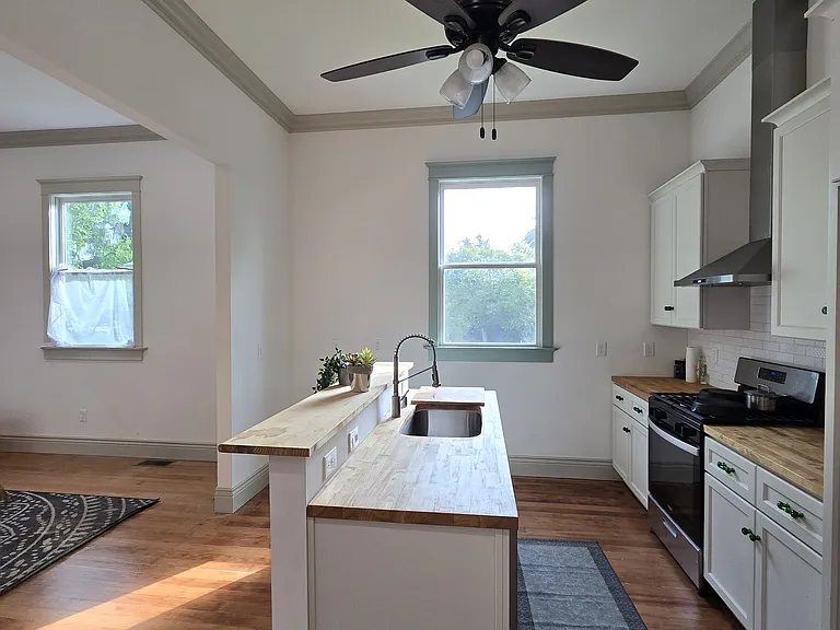 945 York St — Photo 3
