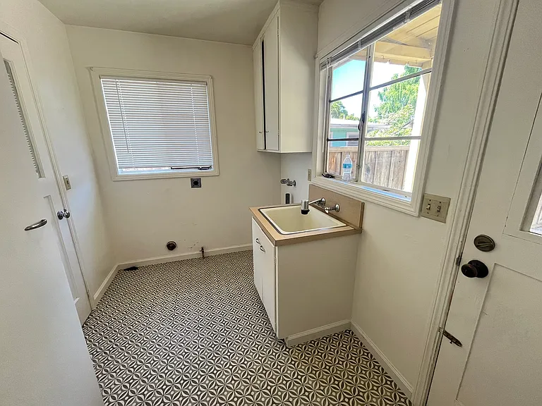231 Jean Dr — Photo 5