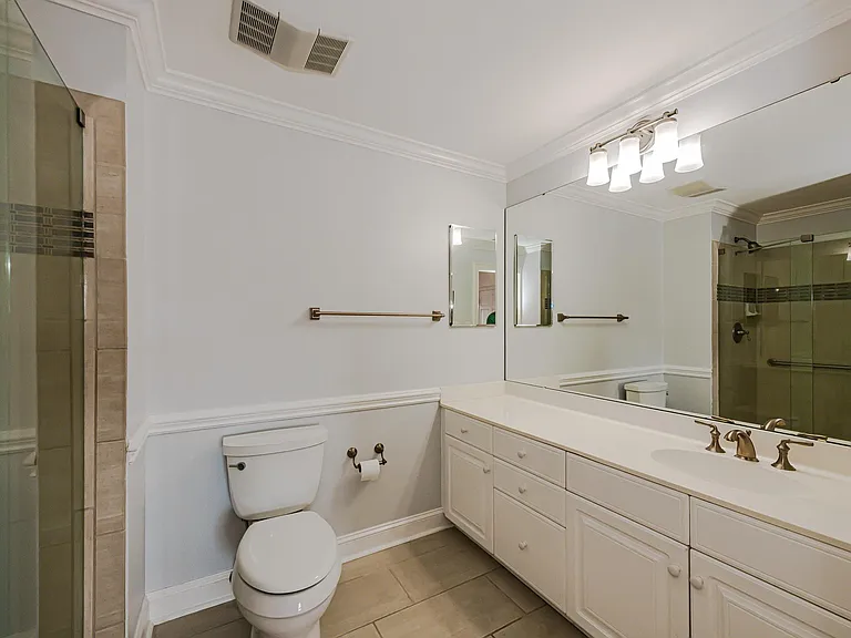 2445 Selwyn Ave #403 — Photo 7