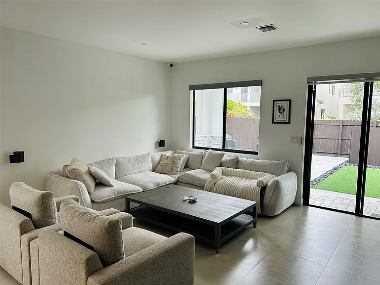 310 SW 9th St #1 — Photo 7