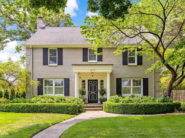 1215 Three Mile Dr, Grosse Pointe Park, MI 48230