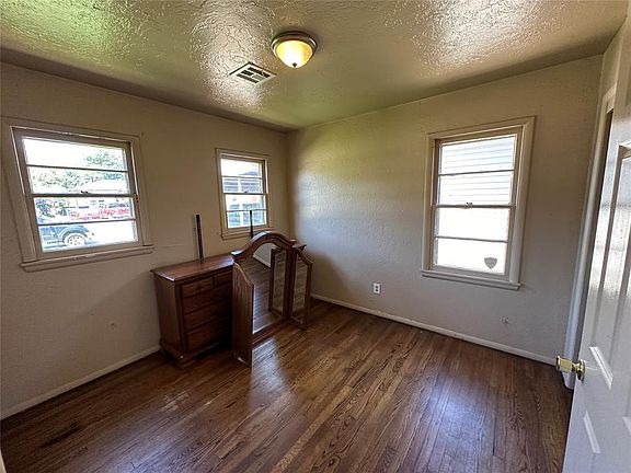 2nd image of 1024 SW 52nd St