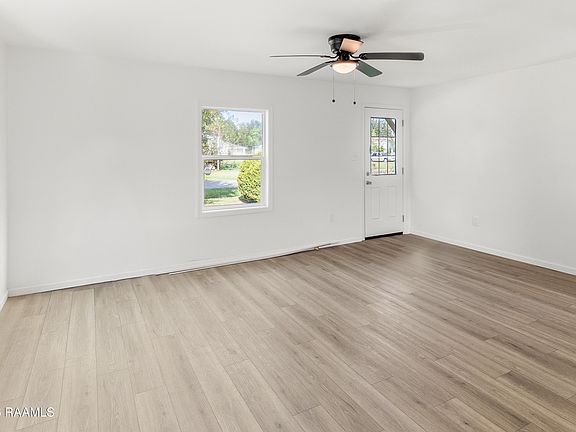 3rd image of 929 Comeaux St
