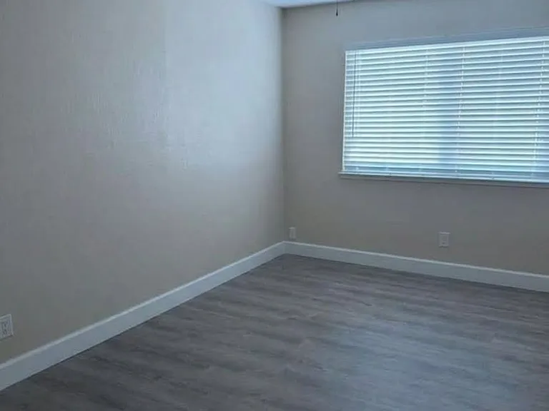 4901 Autumntree Ct — Photo 12