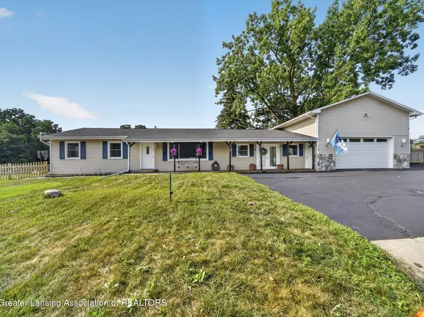 112 E Webb Dr, Dewitt, MI 48820