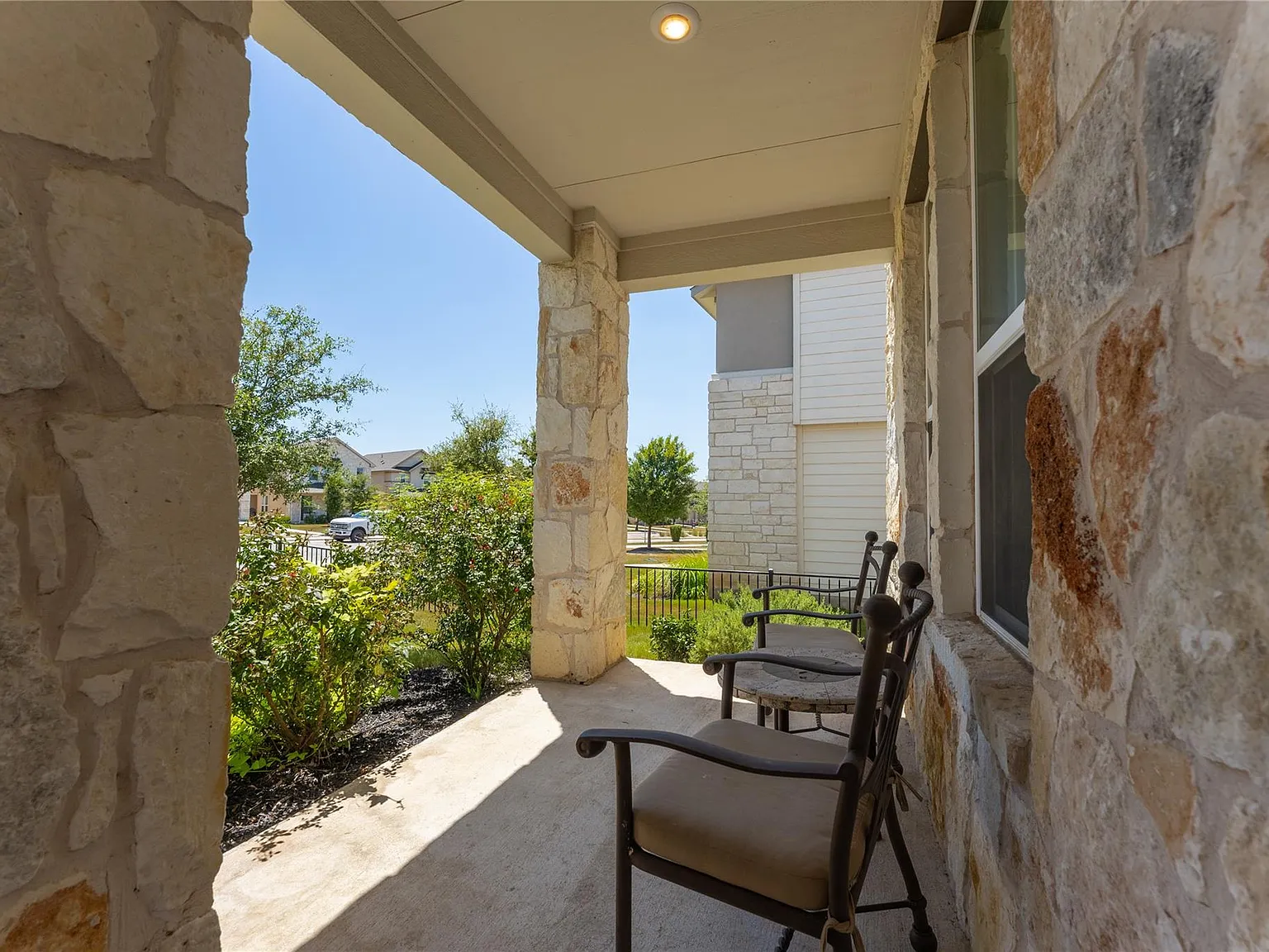 3 bed, 2.5 bath, 2325 sqft, $2,700 — Photo 4
