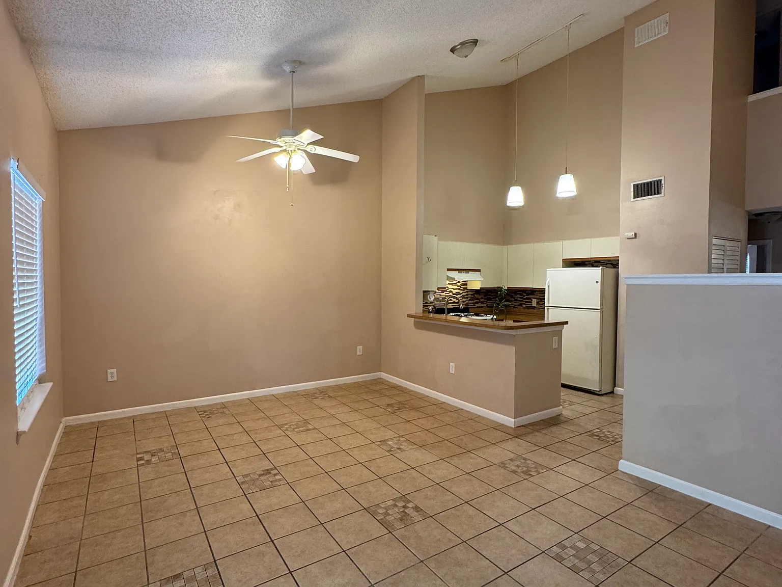 3 bed, 1216 sqft, $1,800 — Photo 3