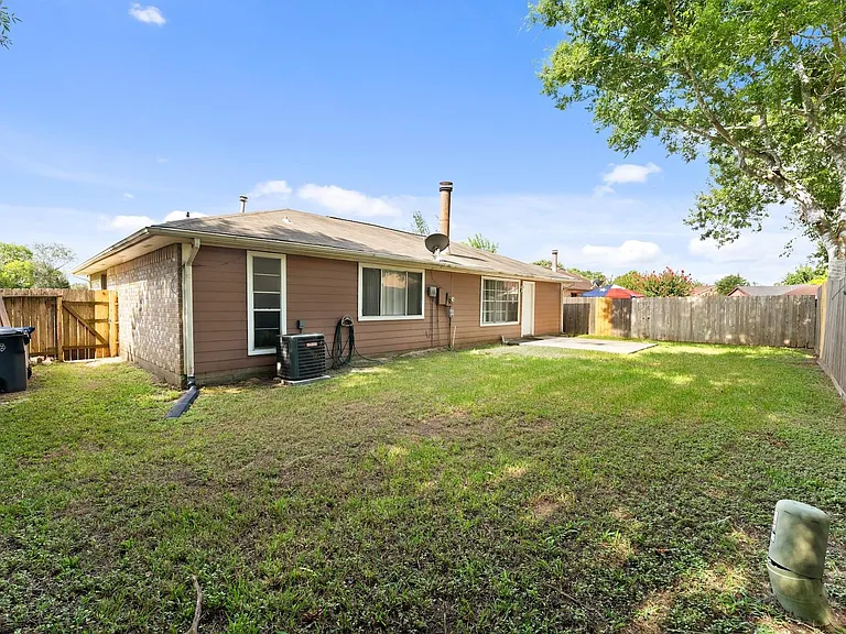 1202 Manorglen Dr — Photo 24