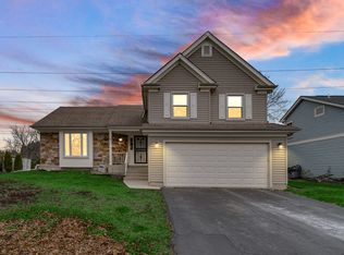 90 Copperwood Dr, Buffalo Grove, IL 60089