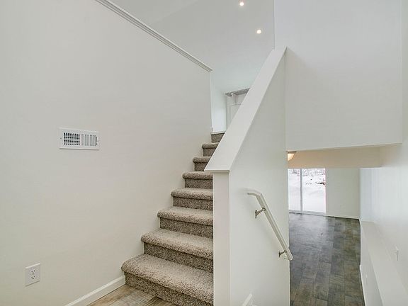2nd image of 810 Harvest Dr