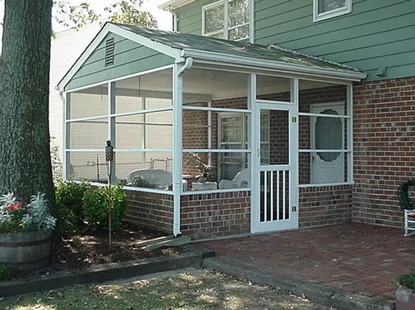 220 Commodore Dr, Hampton, VA 23669
