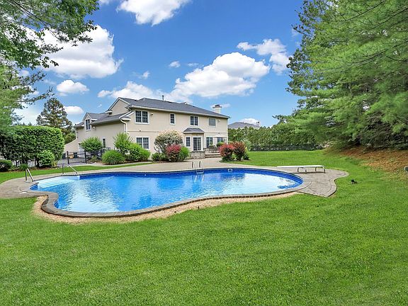 2nd image of 40 Woodbury Farms Dr