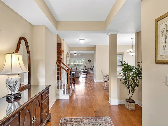 3rd image of 1103 Scepter Ln E