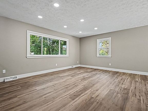 2nd image of 2004 Pleasantview Ln