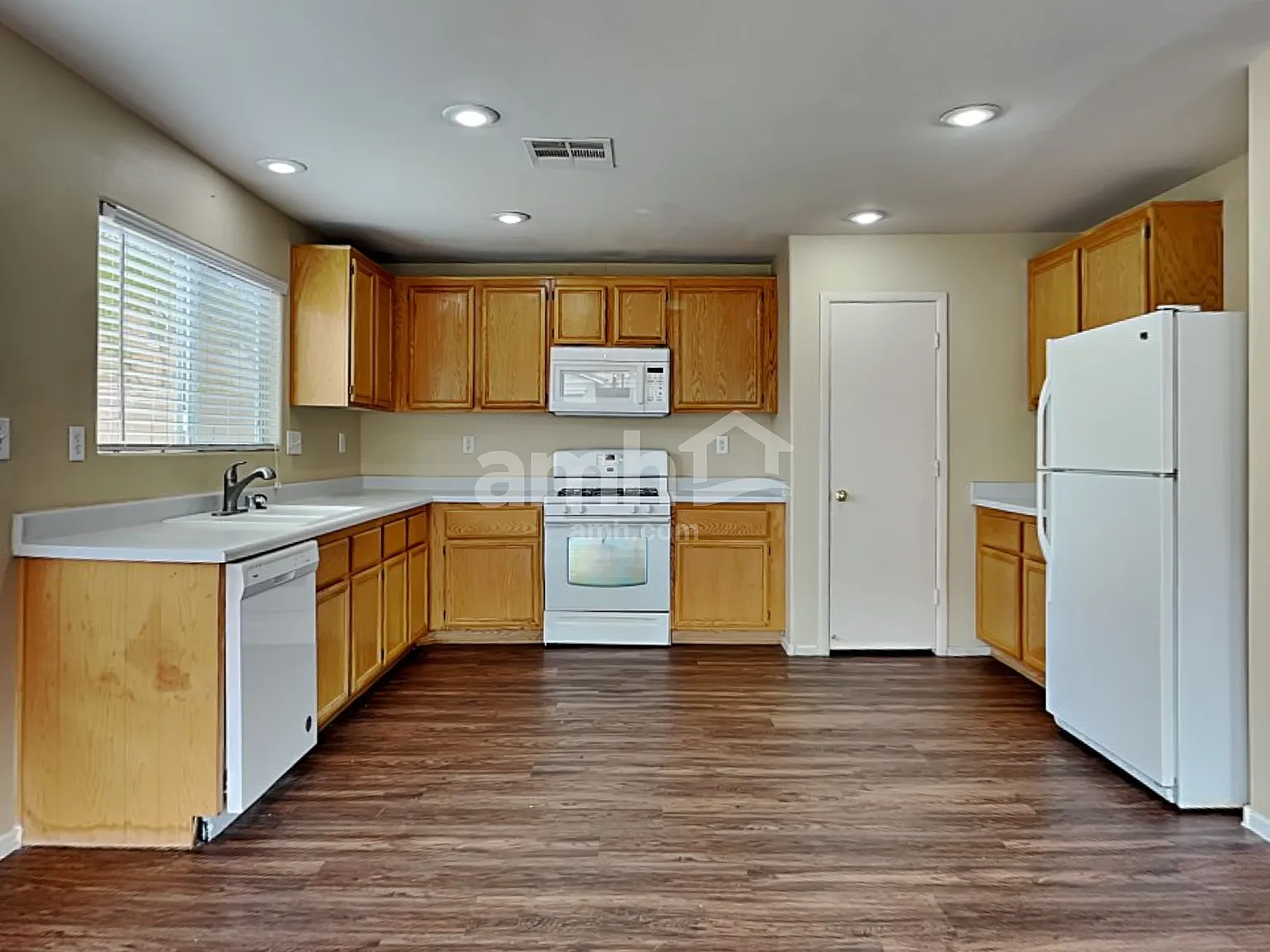 3 bed, 2.5 bath, 1480 sqft, $2,060 — Photo 3