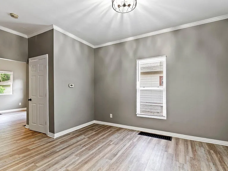 804 W 42nd St — Photo 10