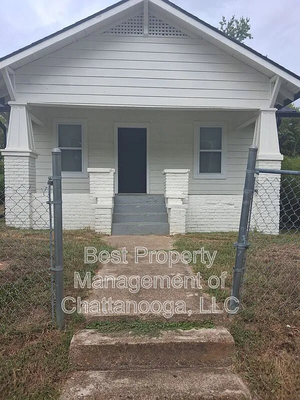 2 bed, 1.0 bath, 900 sqft — Photo 1