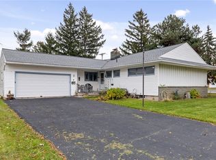 8 Hillview Dr, Rochester, NY 14622