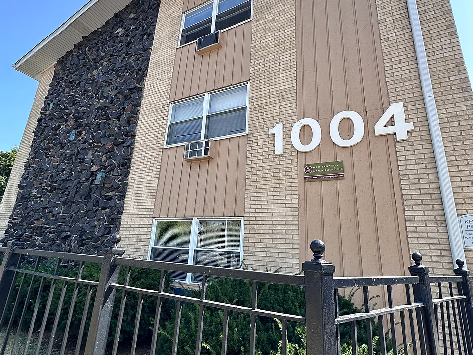 1004 Des Plaines Ave #11