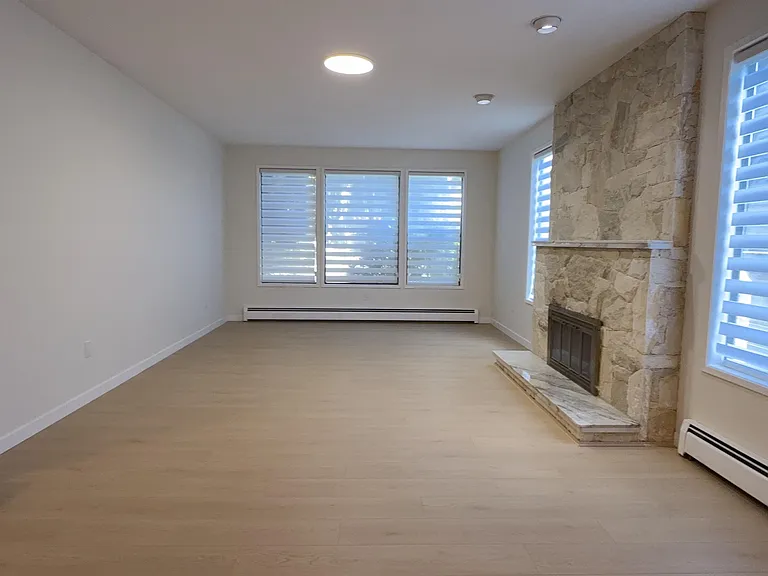 8711 Cullen Cres — Photo 3